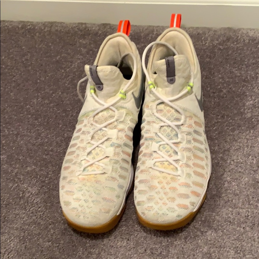 Kevin Durant Nike basketball shoes (men’s) - Picture 2 of 4